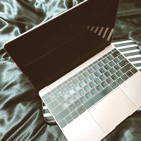 2016 Rose Gold MacBook w/ Kate Spade laptop cover. - Picture 4 of 4